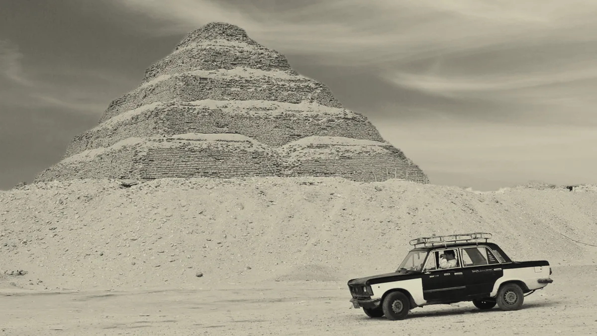 Taxi Egypt pyramid
